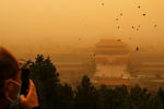 Во время песчаной бури в Пекине, Китай, 15 марта 2021 года