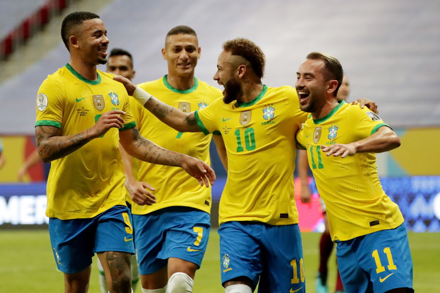 Игроки сборной Бразилии отмечают гол на Кубке Америки