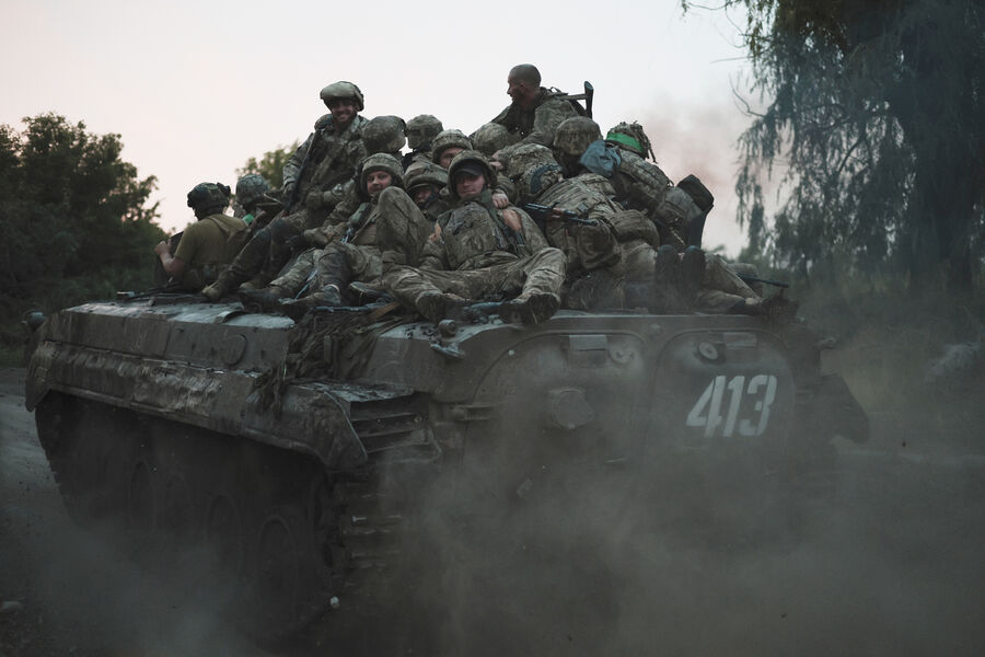 Украинские военнослужащие на бронетранспортере на линии фронта, 2023 год