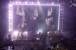 Попурри из хитов покойного фронтмена Black Sabbath Оззи Осборна на премии MTV Video Music Awards в Нью-Йорке, 7 сентября 2025 года 
