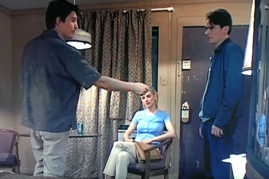 <b>«Пленка» (2001)</b>
<br><br>
В&nbsp;этой камерной драме Линклейтера — всего три героя: мелкий наркоторговец Винс (Хоук), его старый друг, режиссер-документалист Джон (звезда «Доктора Хауса» Роберт Шон Леонард), и Эми (Ума Турман), бывшая девушка Винса, которую 10&nbsp;лет назад изнасиловал Джон.
<br><br>
Или не изнасиловал — теперь эти трое собрались в&nbsp;комнате мотеля в&nbsp;их родном Лансинге, штат Висконсин, чтобы разобраться в&nbsp;произошедшем.
