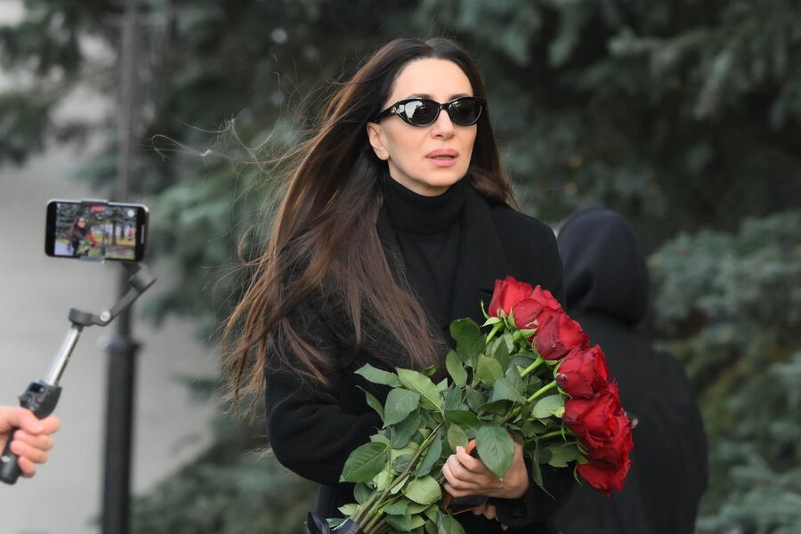 Певица Зара на&nbsp;церемонии прощания с&nbsp;телеведущим Юрием Николаевым в&nbsp;Москве, 8&nbsp;ноября 2025&nbsp;года