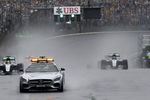 Старт Гран-при Бразилии «Формулы-1» был отложен из-за серьезного ливня, и гонка началась за машиной безопасности.