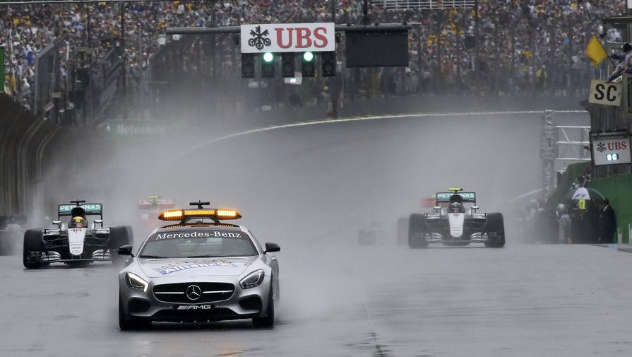 Старт Гран-при Бразилии &laquo;Формулы-1&raquo; был отложен из-за серьезного ливня, и гонка началась за&nbsp;машиной безопасности.
