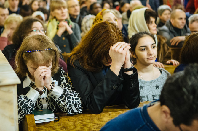 На рождественской мессе в римско-католическом костеле непорочного зачатия Пресвятой Девы Марии в Москве