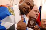 Боксер Рой Джонс во время получения российского паспорта в Федеральной миграционной службе РФ, 2015 год