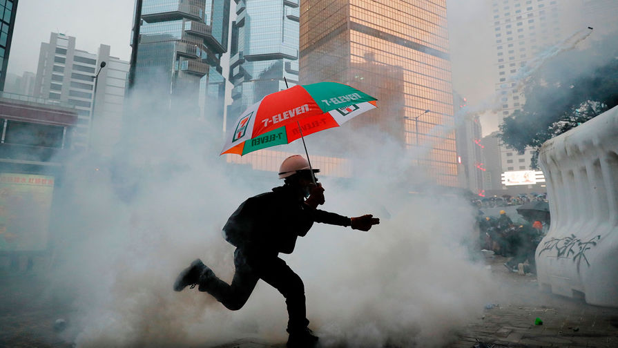 Полиция Гонконга применила слезоточивый у&nbsp;местного штаба Народно-освободительной армии Китая, чтобы разогнать антиправительственных демонстрантов, 31 августа 2019 года