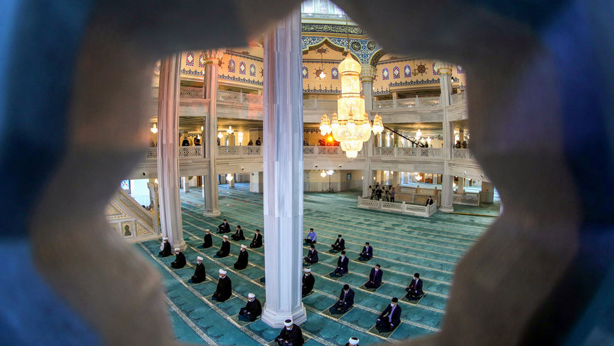 Мусульмане во время совершения намаза в&nbsp;Московской Соборной мечети в&nbsp;день праздника жертвоприношения Курбан-байрам, 31 июля 2020 года