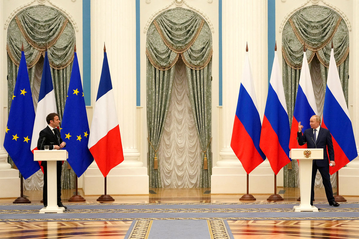 Президент Франции Эммануэль Макрон и президент России Владимир Путин на пресс-конференции по итогам переговоров в Кремле, 8 февраля 2022 года