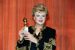 Анджела Лэнсбери получила «Золотой глобус» как лучшая актриса драматического телесериала за роль в детективном сериале «Она написала убийство», 1985 год