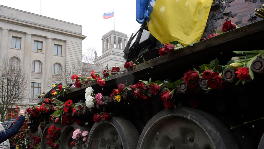 Посольство России в ФРГ прокомментировало установку танка у здания дипломатической миссии
