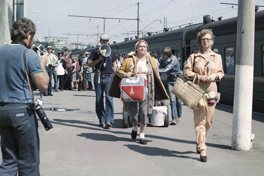 Актрисы Светлана Крючкова, Нонна Мордюкова и режиссер Никита Михалков (справа налево) на съемках фильма «Родня», 1981 год