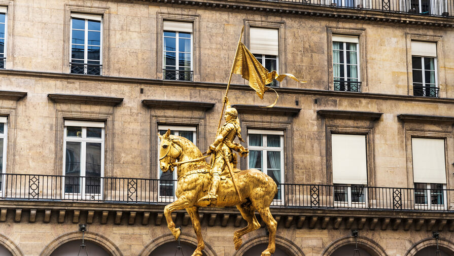 В Париже мужчина похитил часть меча у памятника Жанне дАрк