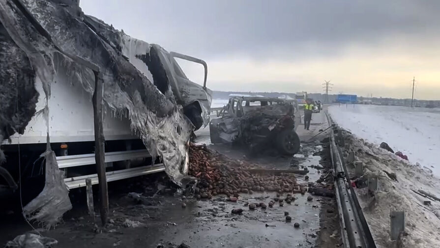 Грузовик и внедорожник сгорели на трассе в Иркутской области, последствия попали на видео