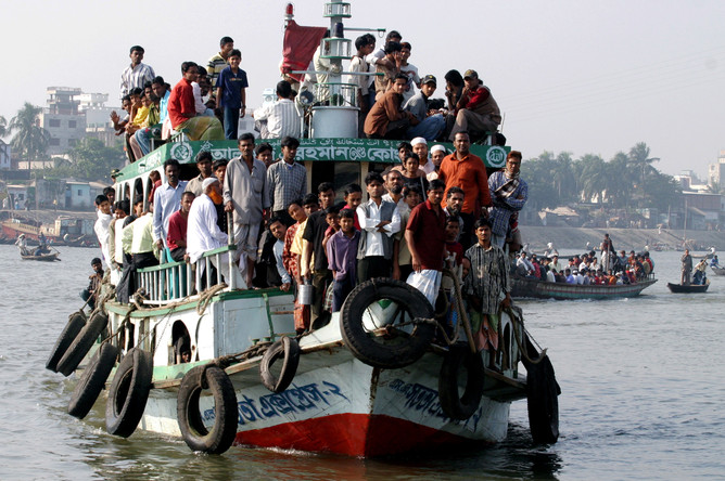 На юге Бангладеш затонул паром с несколькими сотнями пассажиров на борту