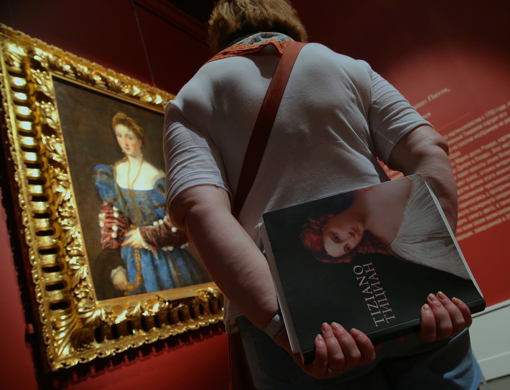 Посетительница у картины Тициана «La bella» (1536 г.) на открытии выставки «Тициан. Картины из музеев Италии» в Государственном музее изобразительных искусств им. А.С. Пушкина