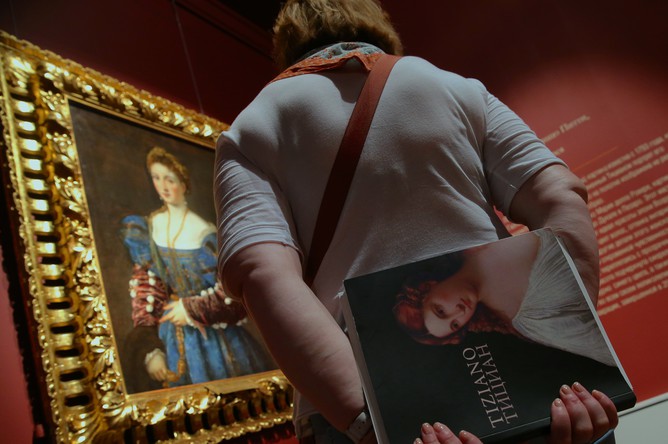 Посетительница у картины Тициана «La bella» (1536 г.) на открытии выставки «Тициан. Картины из музеев Италии» в Государственном музее изобразительных искусств им. А.С. Пушкина