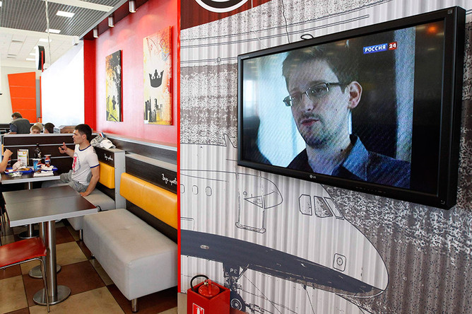 Бывший сотрудник ЦРУ Эдвард Сноуден попросил политического убежища у 15 стран