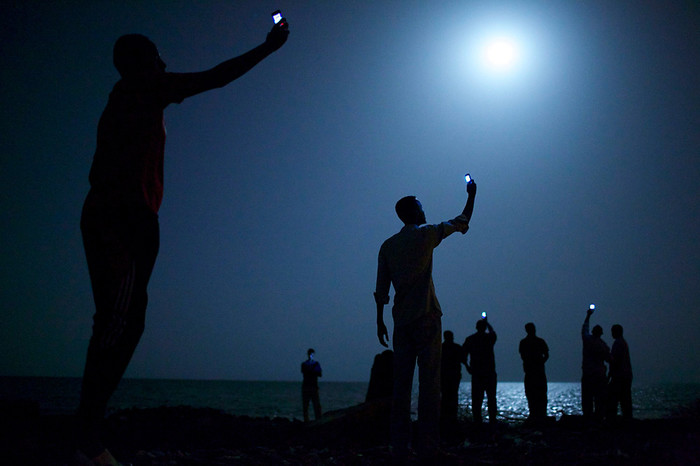 Фотограф Джон Стенмейер из&nbsp;США, работающий для&nbsp;агентства VII, снял по&nbsp;заказу National Geographic африканских мигрантов на&nbsp;побережье Джибути, пытающихся поймать слабый сотовый сигнал из&nbsp;Сомали. Снято в&nbsp;феврале 2013&nbsp;года