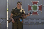 Женщина, которая воют на стороне ополченцев, позирует с винтовкой в Донецке