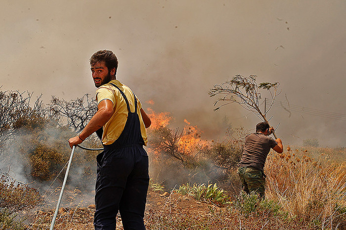 Местные жители тушат лесной пожар в&nbsp;деревне Неаполи в&nbsp;области Лакония на&nbsp;полуострове Пелопоннес