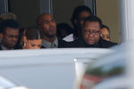 R&B-исполнитель Бобби Браун на похоронах дочери в Атланте