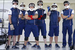 Механики команды Williams перед началом российского этапа чемпионата мира по кольцевым автогонкам в классе «Формула-1»