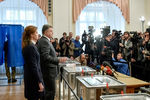 Президент Украины Петр Порошенко с супругой Мариной во время голосования на выборах в органы местного самоуправления на одном из избирательных участков Киева