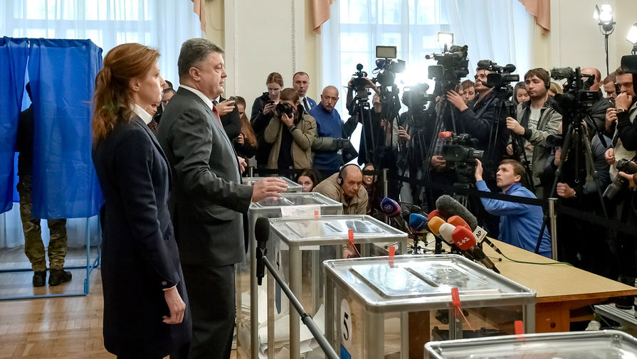 Президент Украины Петр Порошенко с&nbsp;супругой Мариной во время голосования на&nbsp;выборах в&nbsp;органы местного самоуправления на&nbsp;одном из&nbsp;избирательных участков Киева