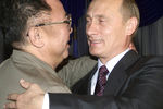 Ким Чен Ир и Владимир Путин во время визита лидера Северной Кореи во Владивосток, 23 августа
2002