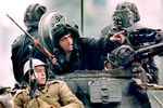 Участники перекрестного огня между войсками Чаушеску и противниками режима возле Республиканской площади в Бухаресте, 24 декабря 1989 года