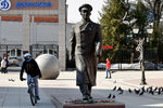 Памятник космонавту Юрию Гагарину на бульваре Гагарина в Брянске. Памятник был установлен в 2014 году по проекту скульптора Равиля Юсупова