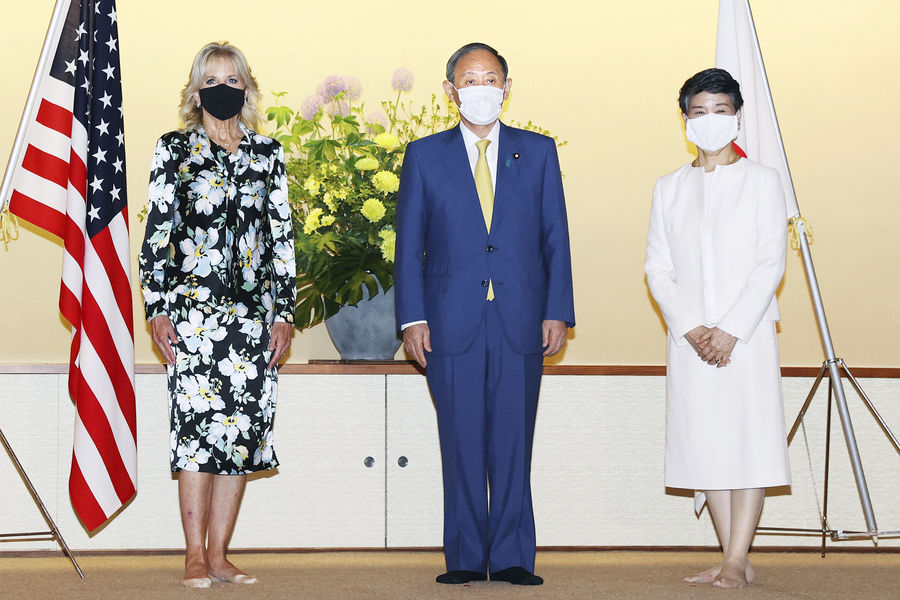 Джилл Байден на встрече с премьер-министром Японии Ёсихидэ Суга и его женой Марико Суга, 2021 год