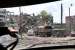 Военнослужащие батальона «Восток» Народной милиции ДНР въезжают на территорию разрушенного завода «Азовсталь» в Мариуполе, 21 мая 2022 года