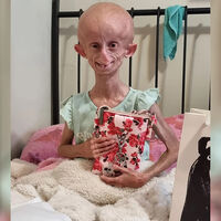 Өтіп бара жатқандардың етегінің астында мысық бар