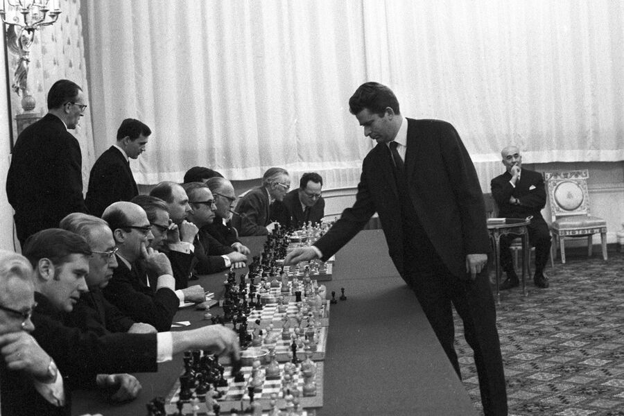 Чемпион мира по&nbsp;шахматам Борис Спасский во время сеанса одновременной игры с&nbsp;19 главами иностранных миссий в&nbsp;Москве. Итог игры&nbsp;- 15&nbsp;побед шахматиста и 4&nbsp;ничьих, 01&nbsp;февраля 1970&nbsp;года