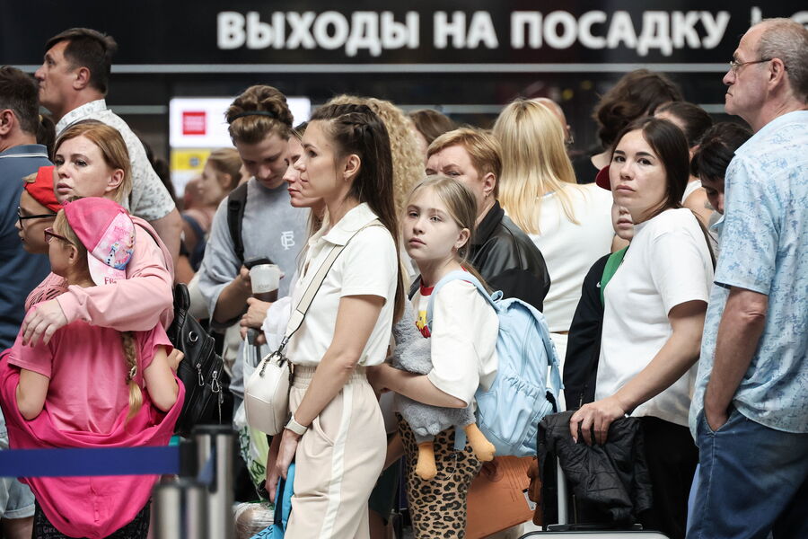 «Пытаюсь улететь, пока без результатов»: московские аэропорты встали из-за атак БПЛА