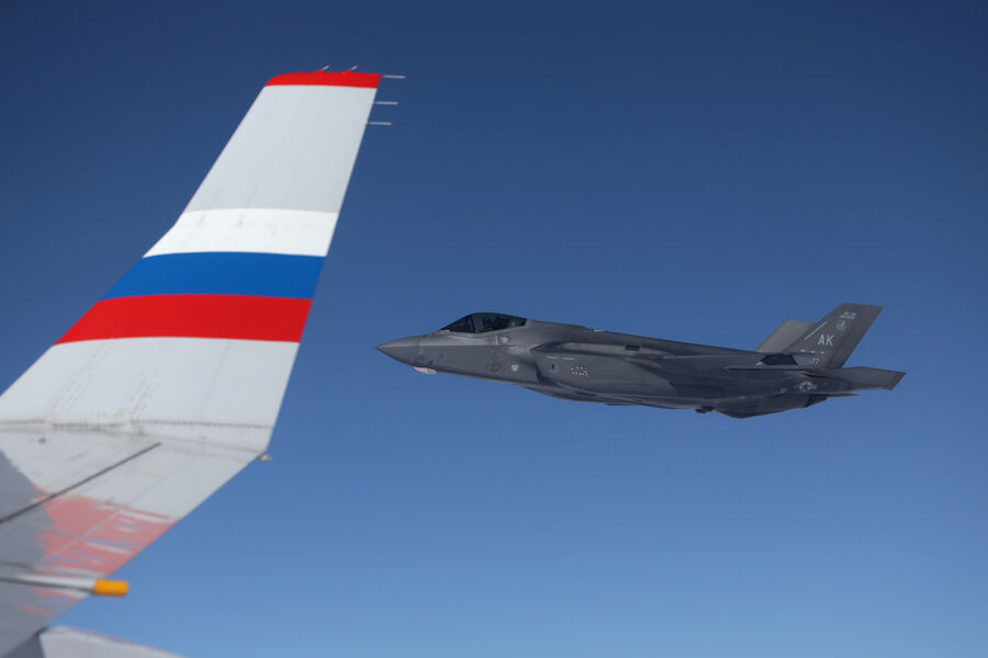 Американские истребители F-22 сопровождают самолет президента РФ Владимира Путина после саммита России и США на&nbsp;Аляске, 16&nbsp;августа 2025&nbsp;года