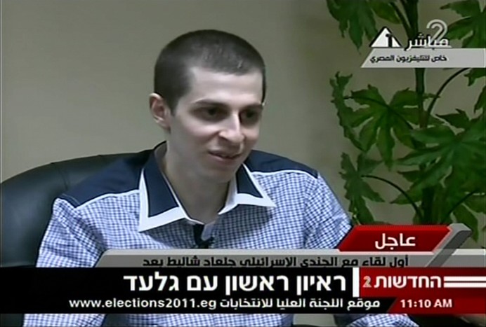 Освобожденный Гилад Шалит, переданный боевиками ХАМАС Египту, перед&nbsp;тем, как возвратиться на&nbsp;родину, дал короткое интервью египетскому телевидению, в&nbsp;котором призвал израильтян и палестинцев к&nbsp;примирению.