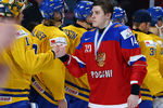 Игрок сборной России Кирилл Беляев (справа) после окончания матча за 3-е место молодёжного чемпионата мира по хоккею между сборными командами России и Швеции