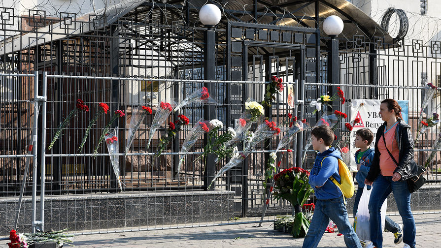 Цветы у&nbsp;посольства России в&nbsp;Киеве в&nbsp;память о&nbsp;погибших в&nbsp;результате теракта в&nbsp;метро Санкт-Петербурга