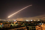 Небо над сирийским Дамаском во время нанесения ракетных ударов США, 14 апреля 2018 года