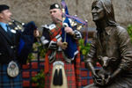 Памятник Линде Маккартни в Кэмпбелтауне, Шотландия, 2002 год