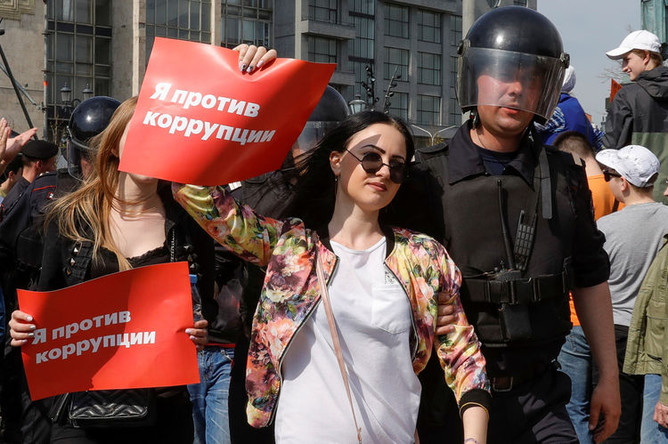 Задержания протестующих во время несогласованной акции сторонников оппозиционного политика Алексея Навального в центре Москвы, 5 мая 2018 года