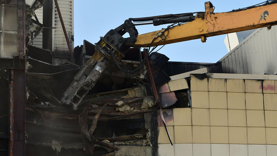 Снос сгоревшего здания торгового центра «Зимняя вишня» в Кемерово, июль 2018 года