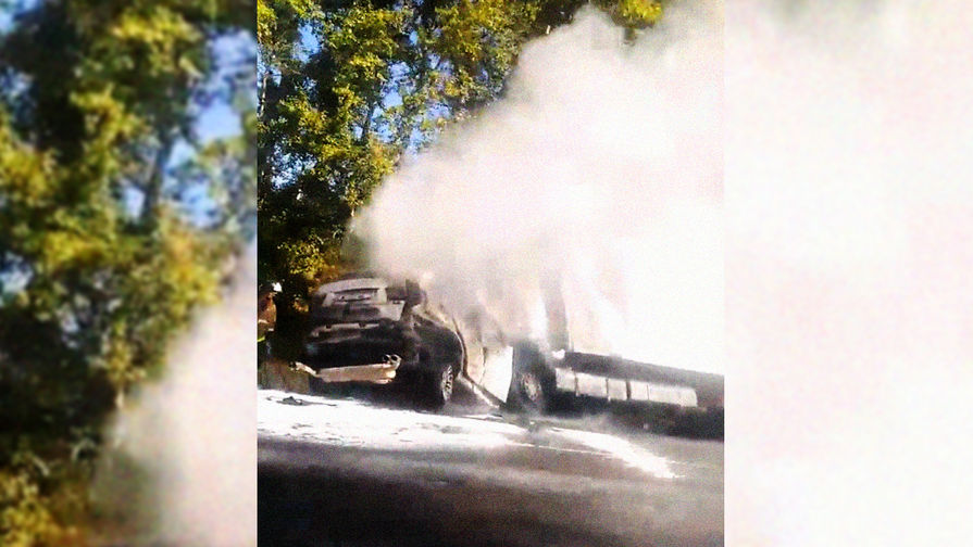 Скриншот из видео с последствиями аварии с участием BMW и грузового автомобиля в Рязанской области, 25 августа 2018 года