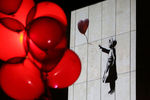 Проекция работы Бэнкси «Девочка с красным шаром» на стену Центрального дома художников в Москве, 2014 год