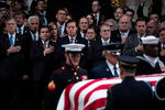 Гроб с телом бывшего президента США Джорджа Буша-старшего во время прощания в ротонде Капитолия в Вашингтоне, 3 декабря 2018 года