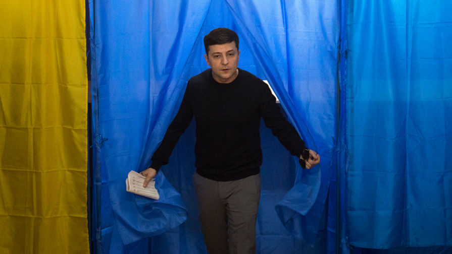 Кандидат в президенты Украины Владимир Зеленский во время голосования на избирательном участке в Киеве, 31 марта 2019 года