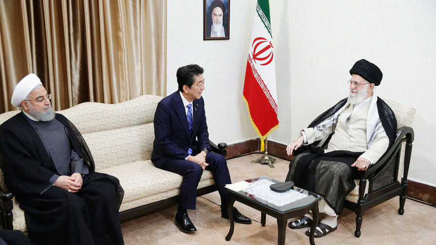 Президент Ирана Хасан Роухани, премьер-министр Японии Синдзо Абэ и Высший руководитель Ирана Али Хаменеи во время встречи в Тегеране, 13 июня 2019 года